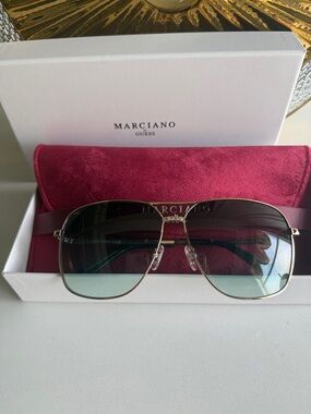 Marciano guess - box -velvet case- cleaning cloth -new without tags never worn